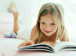 девочка читает